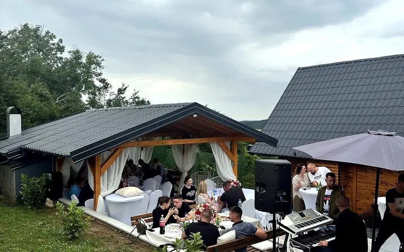 okupljanje pod drvenom nadstrešnicom u dvorištu - Banstol