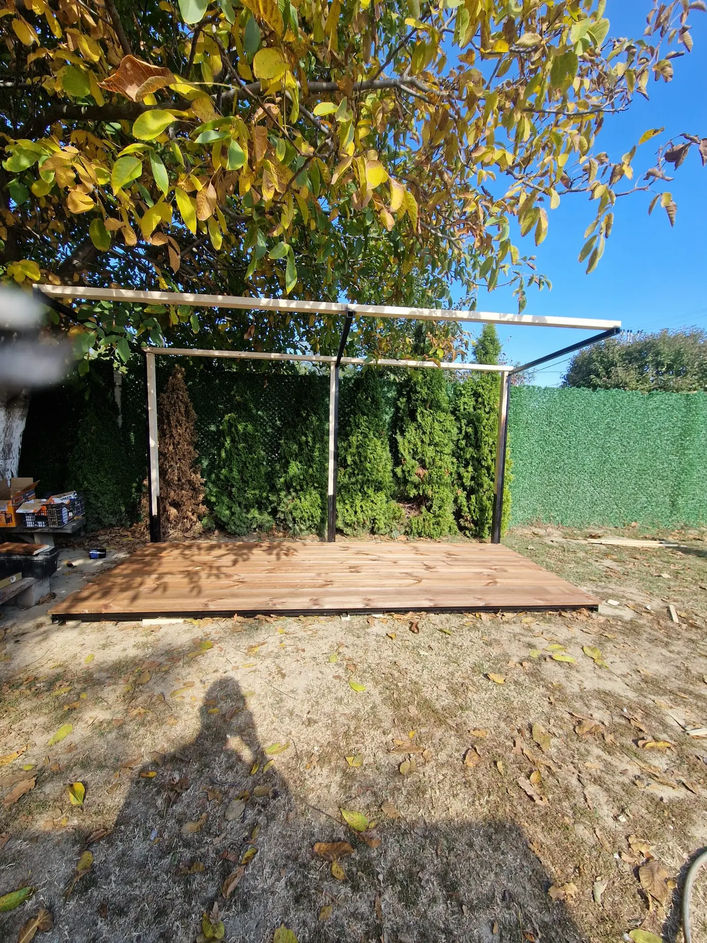 drvena foto pozadina sa tamnim podestom u dvorištu - kadar 1