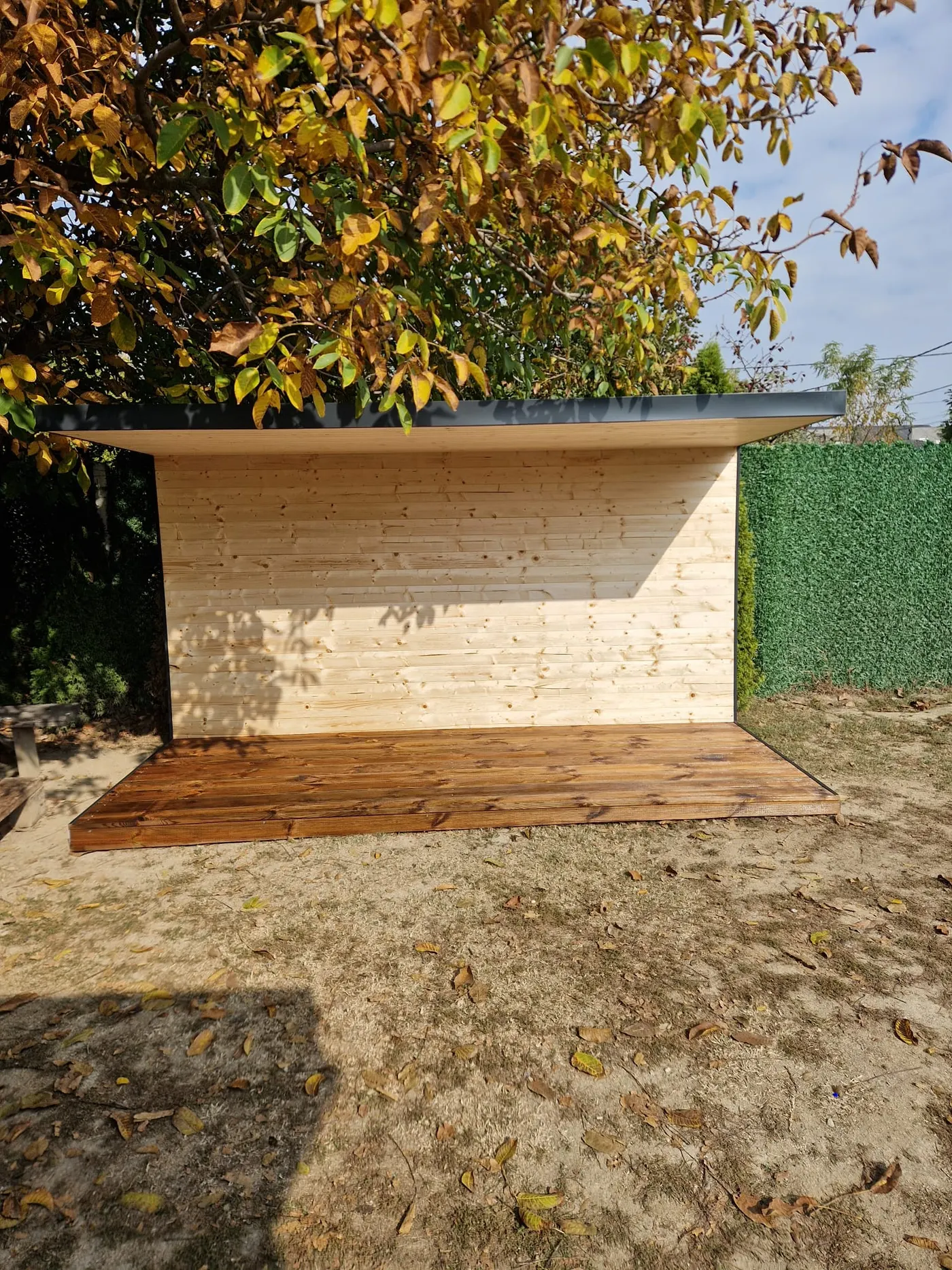 drvena foto pozadina sa tamnim podestom u dvorištu - kadar 6