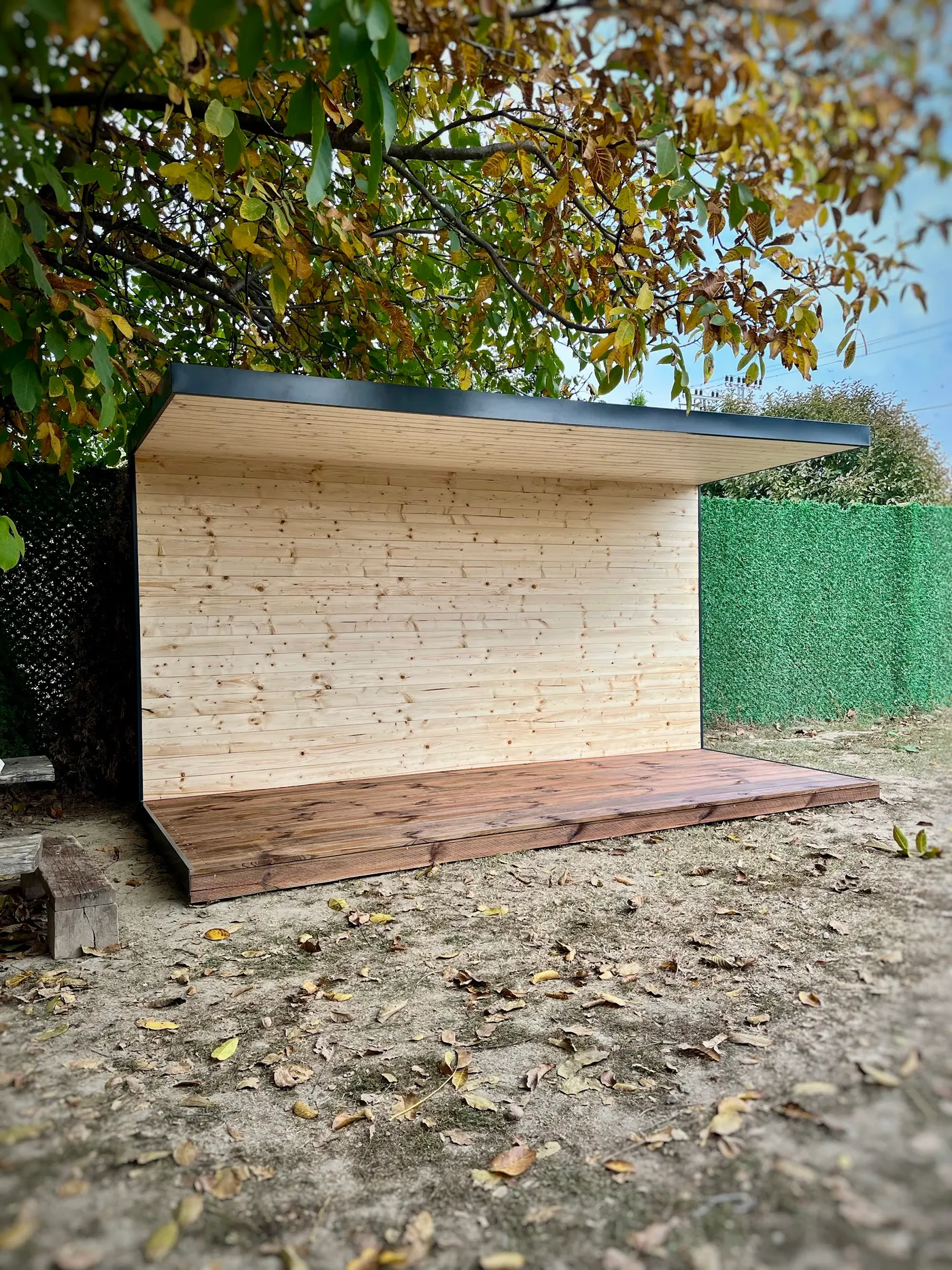 drvena foto pozadina sa tamnim podestom u dvorištu - kadar 9