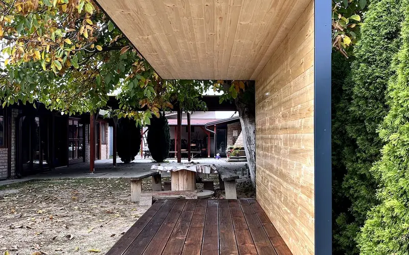 drvena foto pozadina sa tamnim podestom u dvorištu
