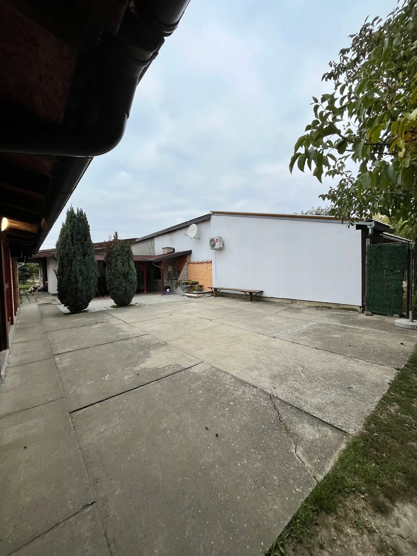 montaža drvene pergole - stubovi i krovni raster