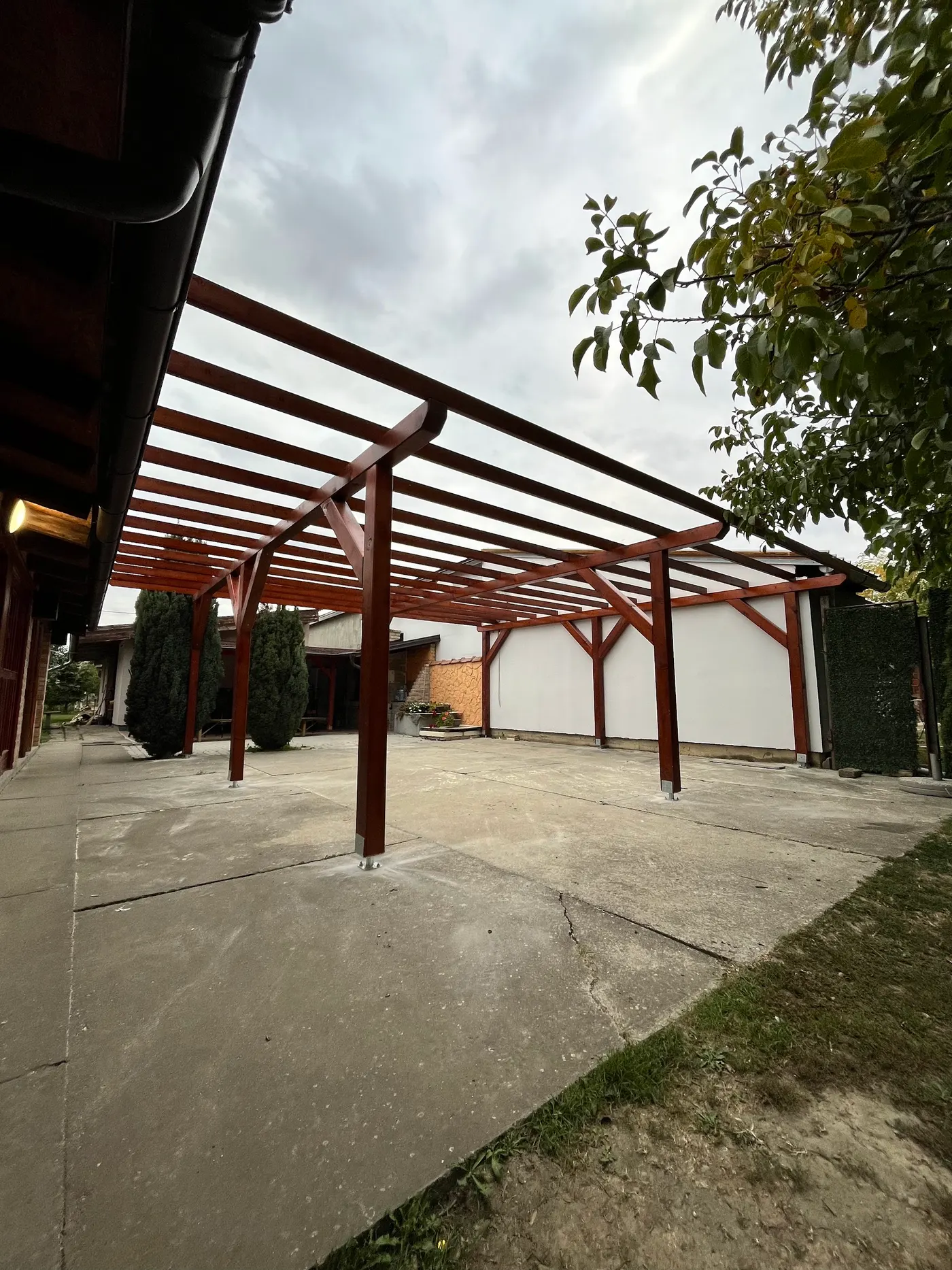 montaža drvene pergole - stubovi i krovni raster - kadar 4