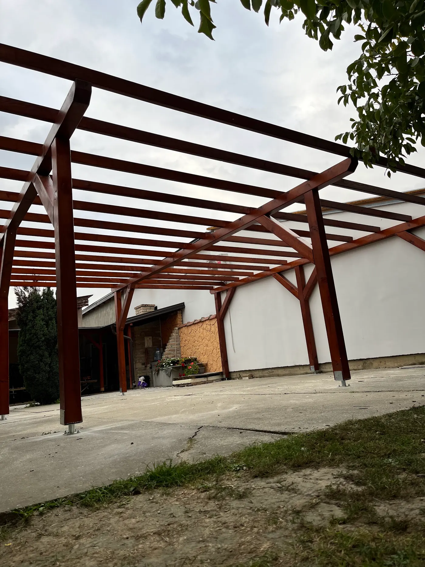 montaža drvene pergole - stubovi i krovni raster - kadar 7