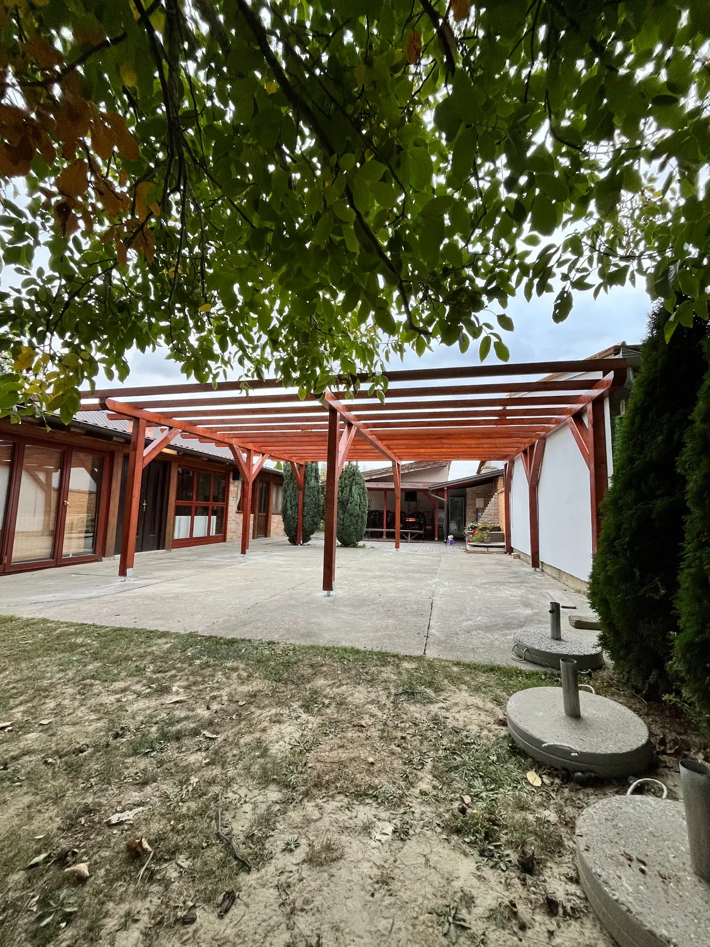 montaža drvene pergole - stubovi i krovni raster - kadar 8