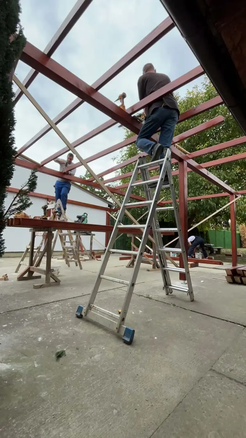 montaža drvene pergole - stubovi i krovni raster