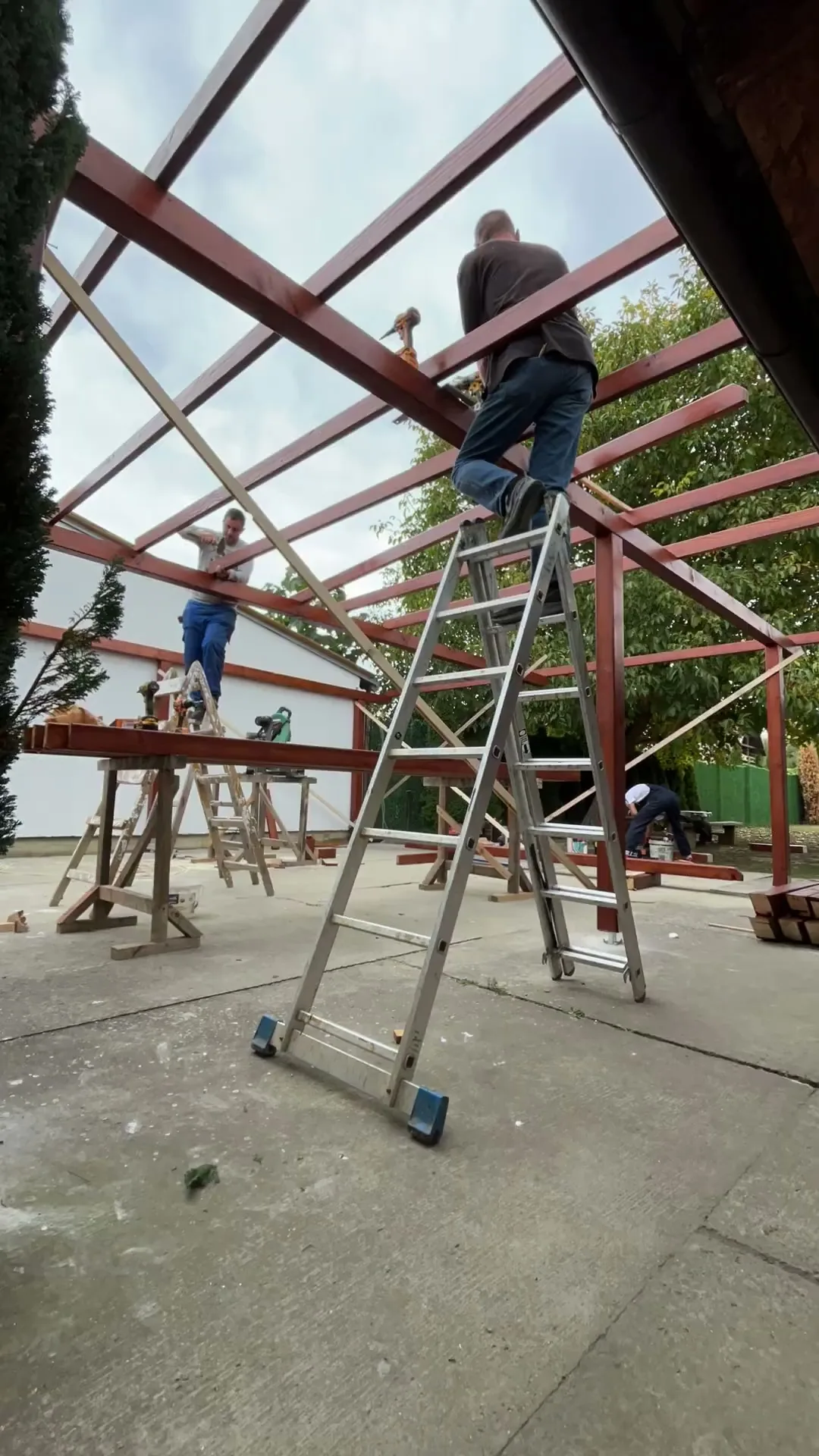 montaža drvene pergole - stubovi i krovni raster