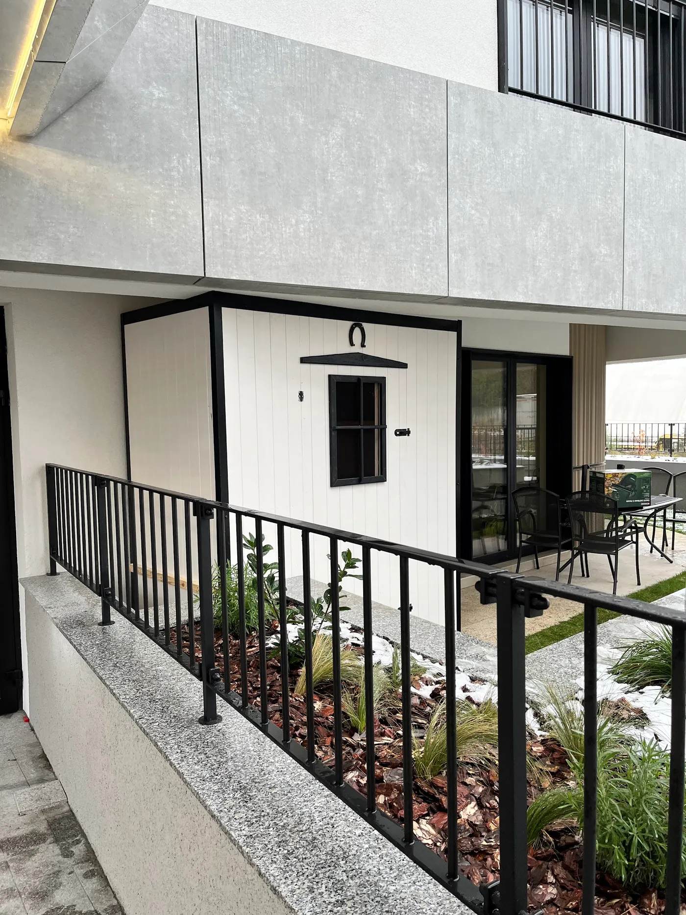 light wooden cabin assembled on a building terrace - Banovo Brdo, Belgrade - frame 3