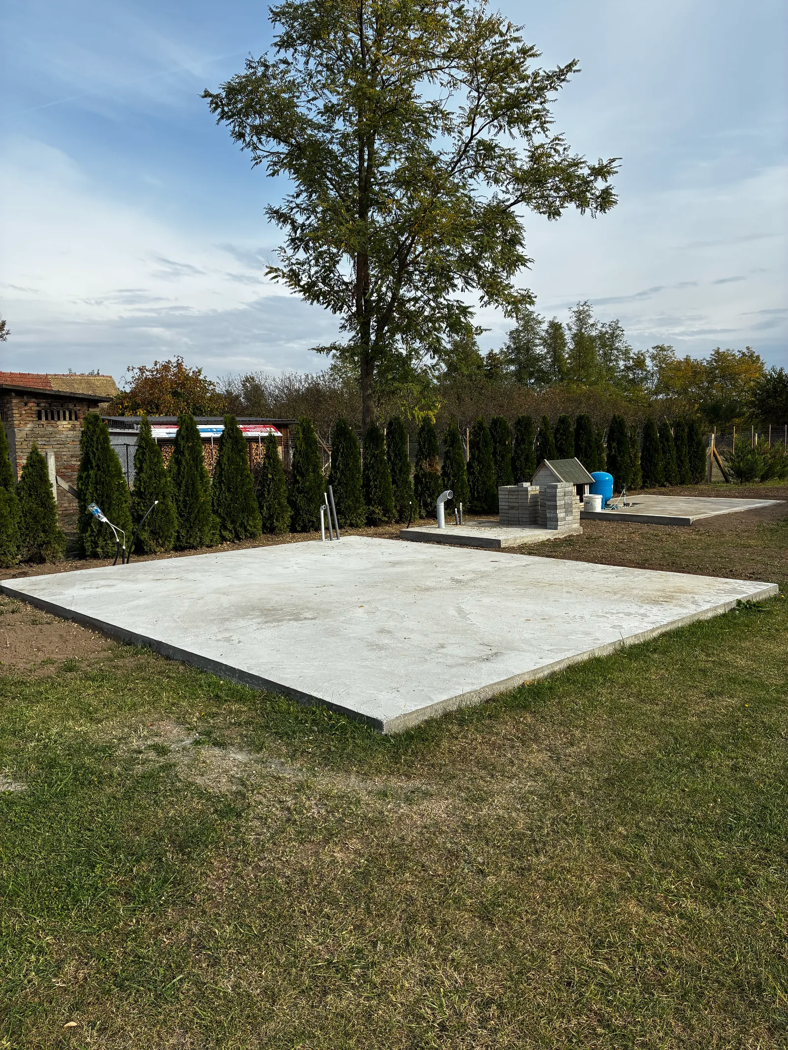 prazna betonska ploča u dvorištu pre montaže drvene kućice - Tovariševo