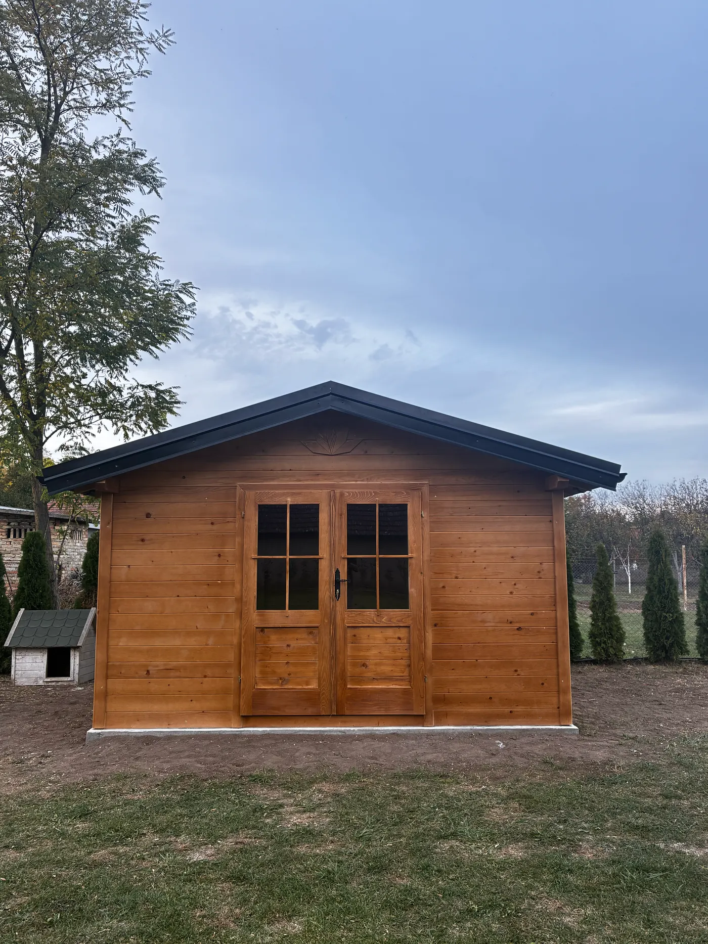 završena drvena kućica sa prozorima i kapcima - Tovariševo - kadar 11