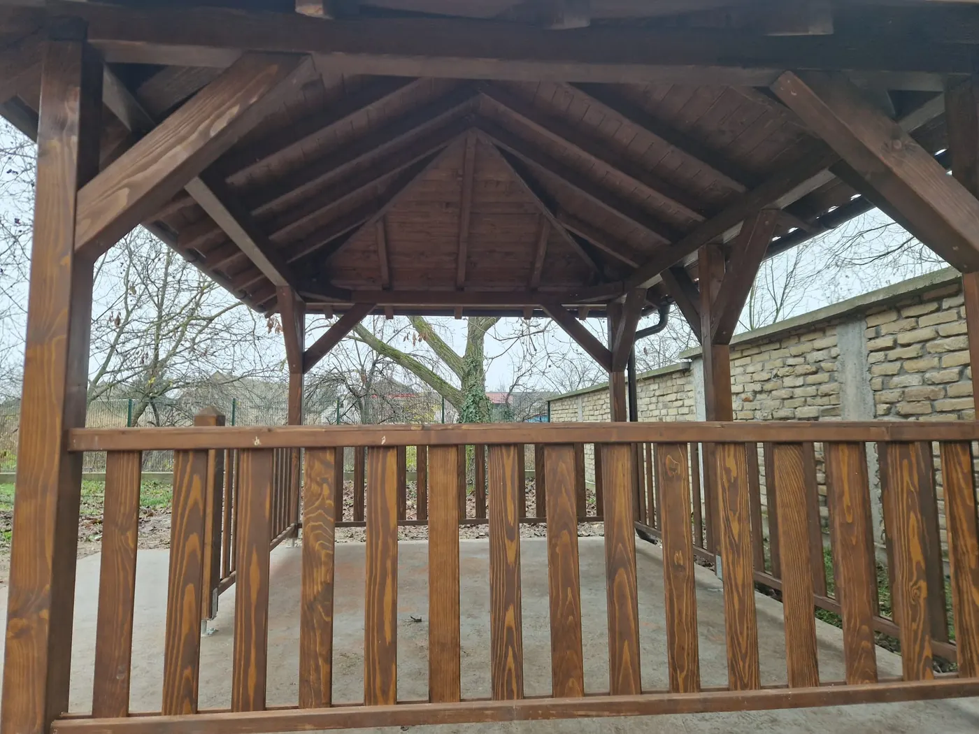 završen drveni letnjikovac sa krovom i ogradom u dvorištu - Vrbas - kadar 1