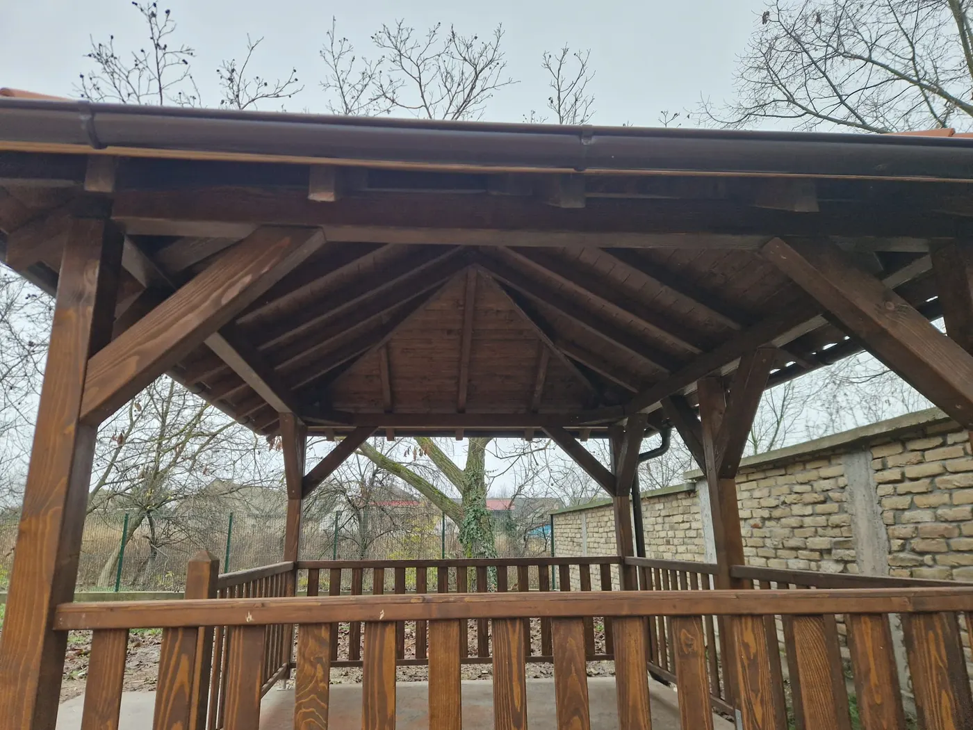 završen drveni letnjikovac sa krovom i ogradom u dvorištu - Vrbas - kadar 2