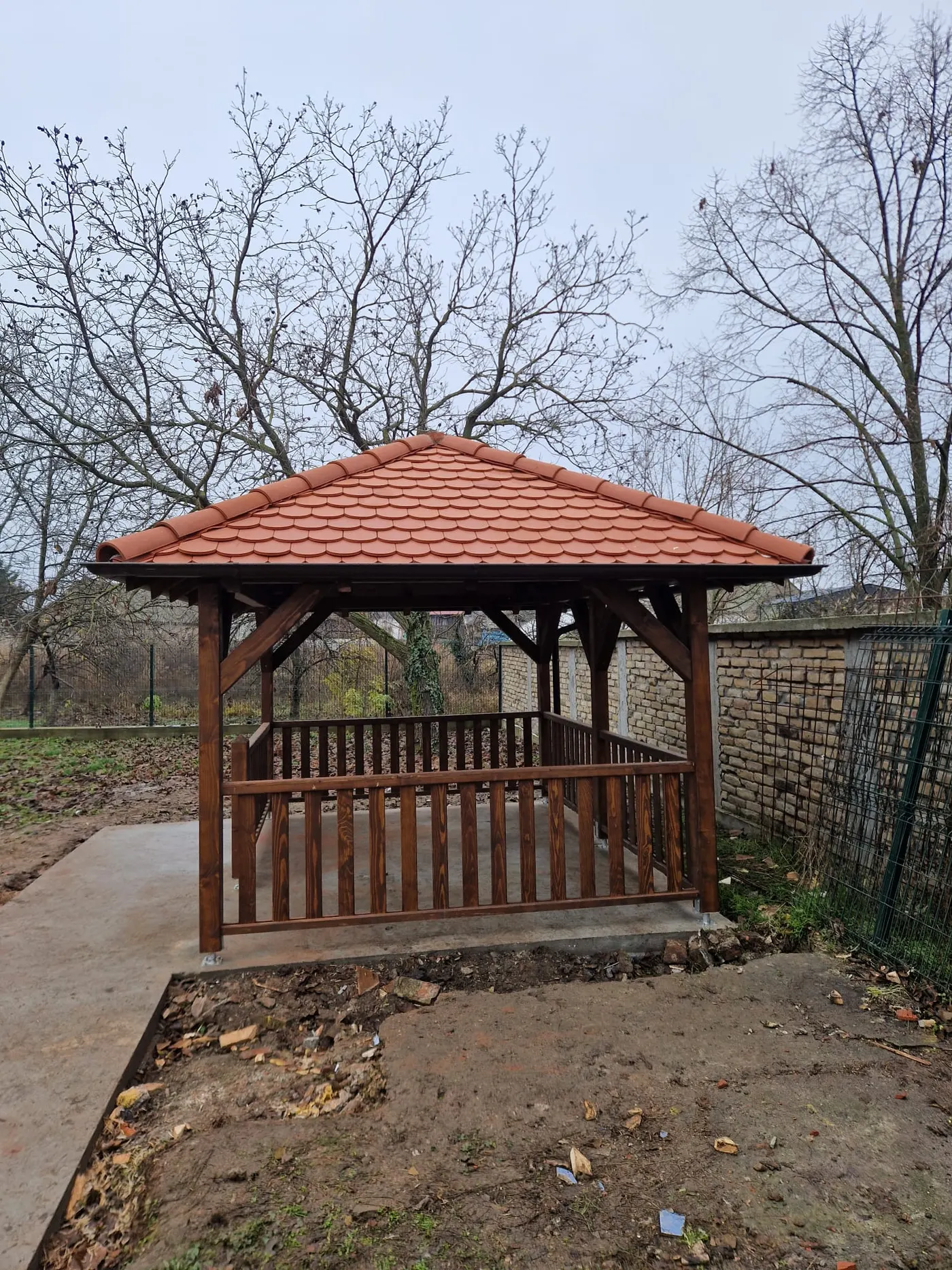 završen drveni letnjikovac sa krovom i ogradom u dvorištu - Vrbas - kadar 4