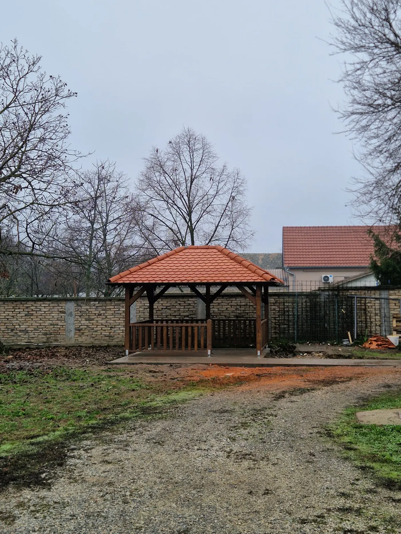 završen drveni letnjikovac sa krovom i ogradom u dvorištu - Vrbas - kadar 6