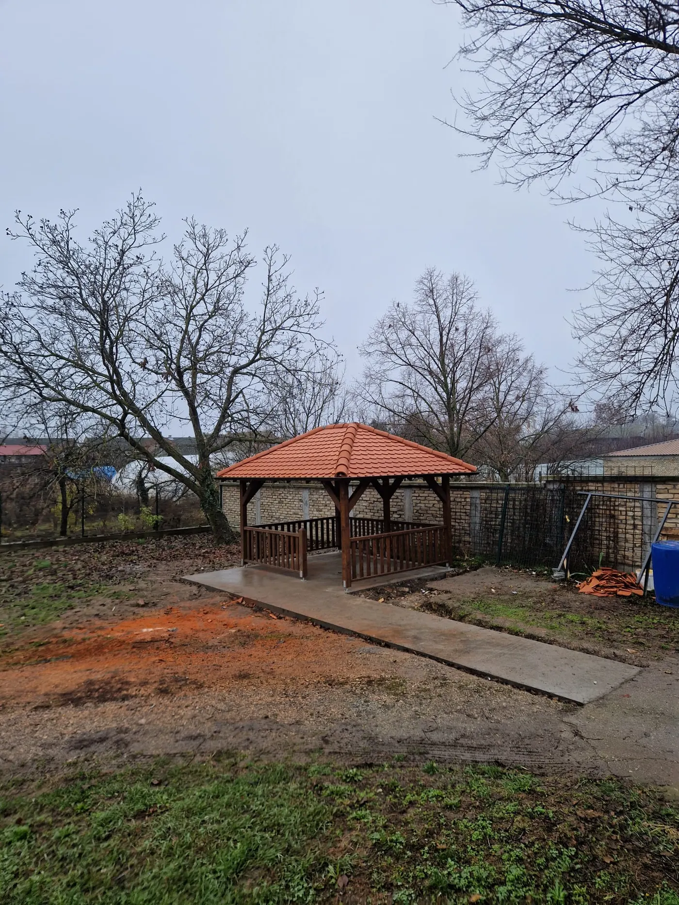 završen drveni letnjikovac sa krovom i ogradom u dvorištu - Vrbas - kadar 9