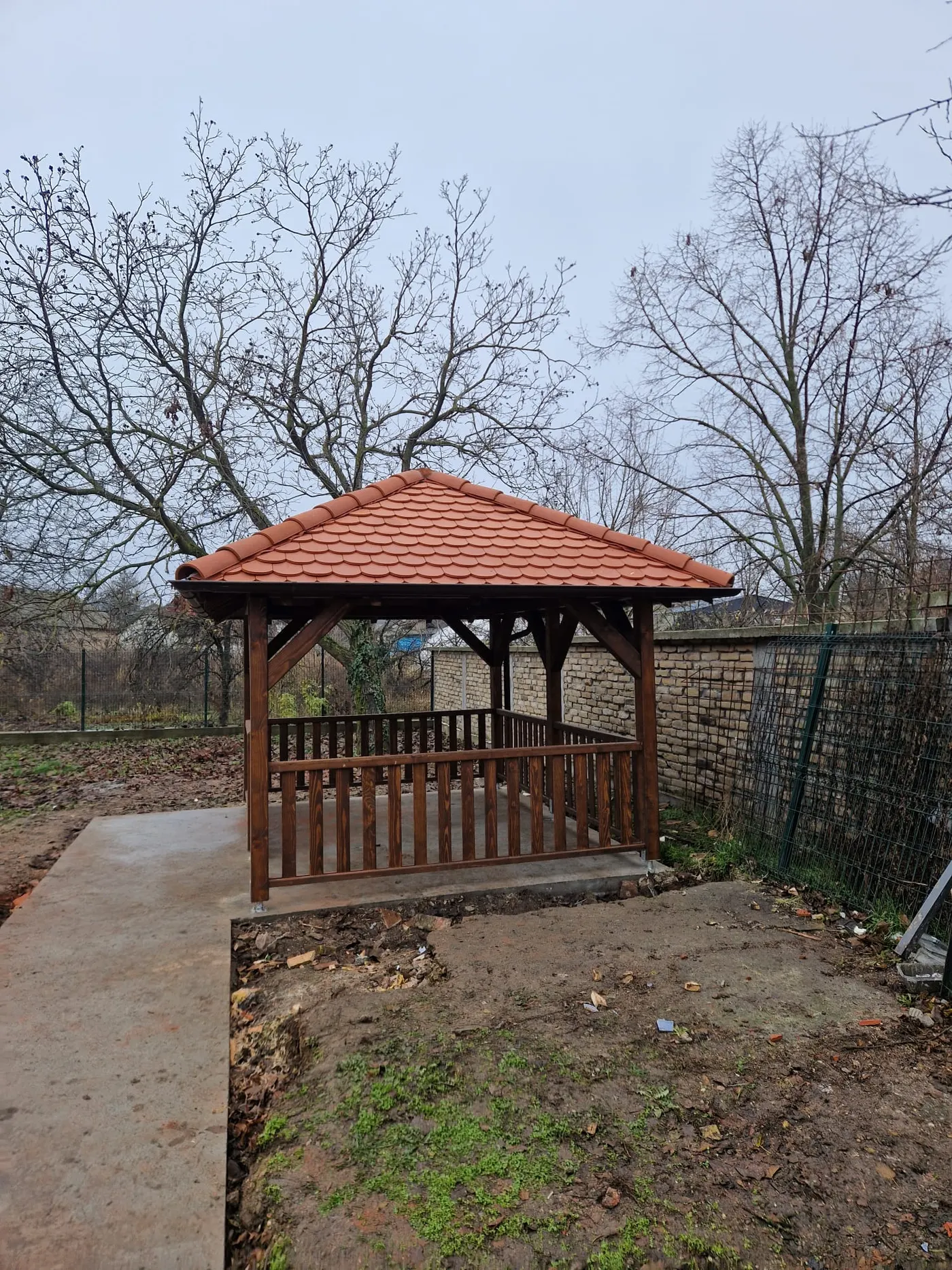 završen drveni letnjikovac sa krovom i ogradom u dvorištu - Vrbas - kadar 11