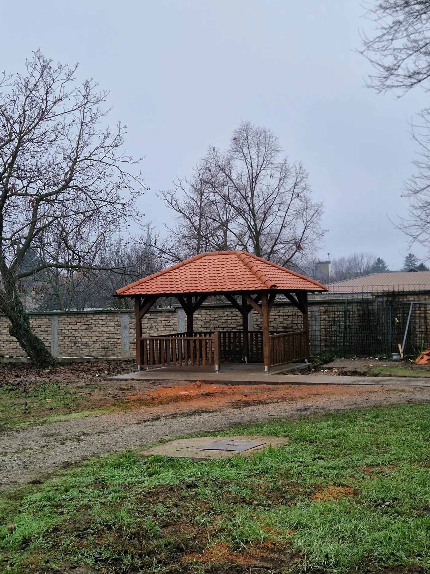 završen drveni letnjikovac sa krovom i ogradom u dvorištu - Vrbas - kadar 14