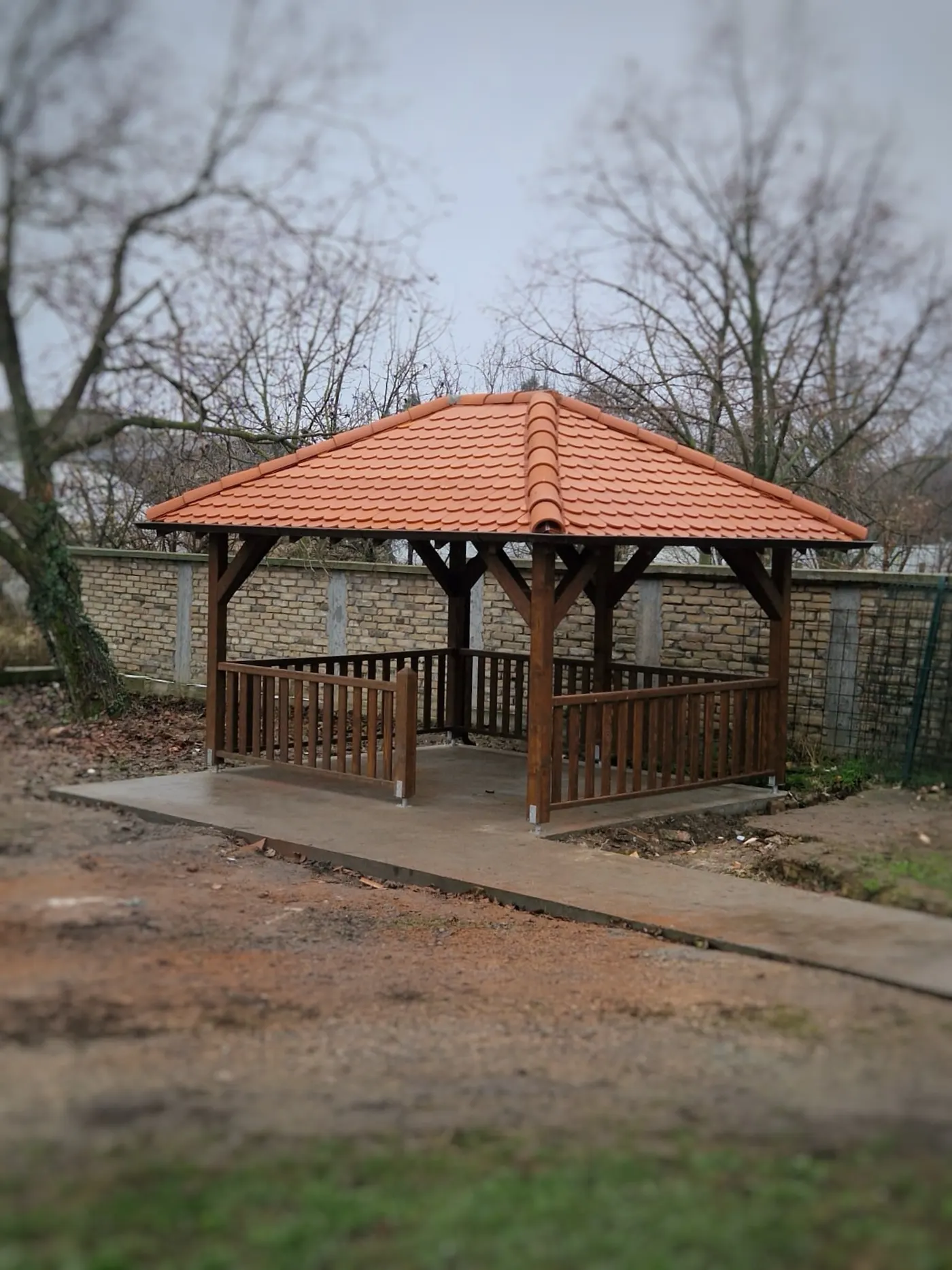 završen drveni letnjikovac sa krovom i ogradom u dvorištu - Vrbas - kadar 15
