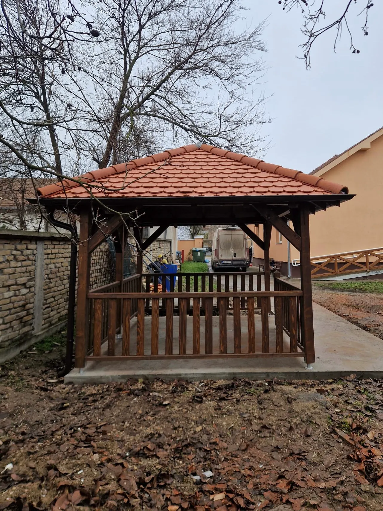 završen drveni letnjikovac sa krovom i ogradom u dvorištu - Vrbas - kadar 17