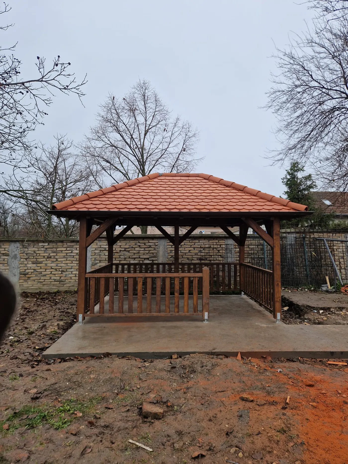 završen drveni letnjikovac sa krovom i ogradom u dvorištu - Vrbas - kadar 19