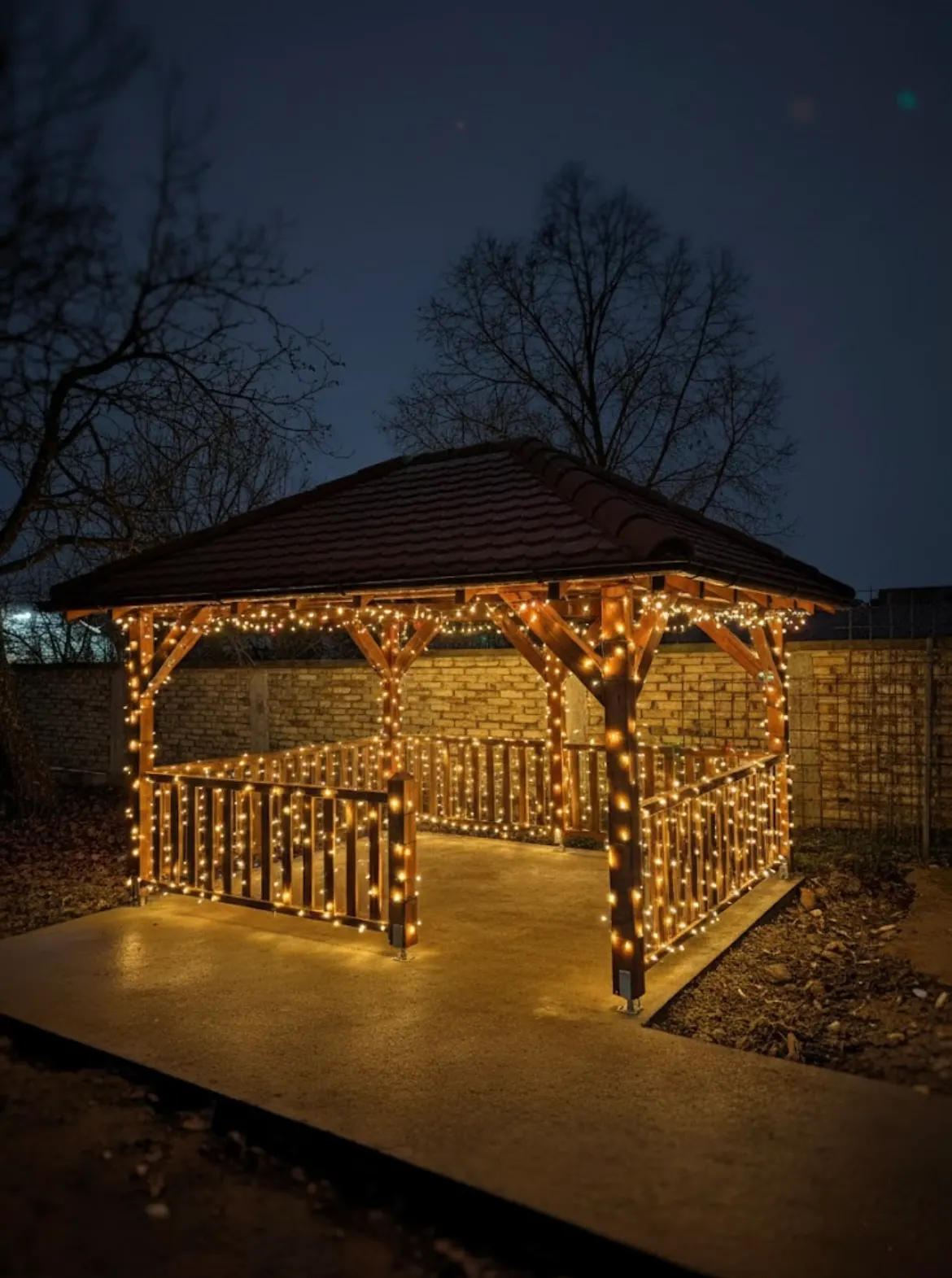 završen drveni letnjikovac sa krovom i ogradom u dvorištu - Vrbas - kadar 20