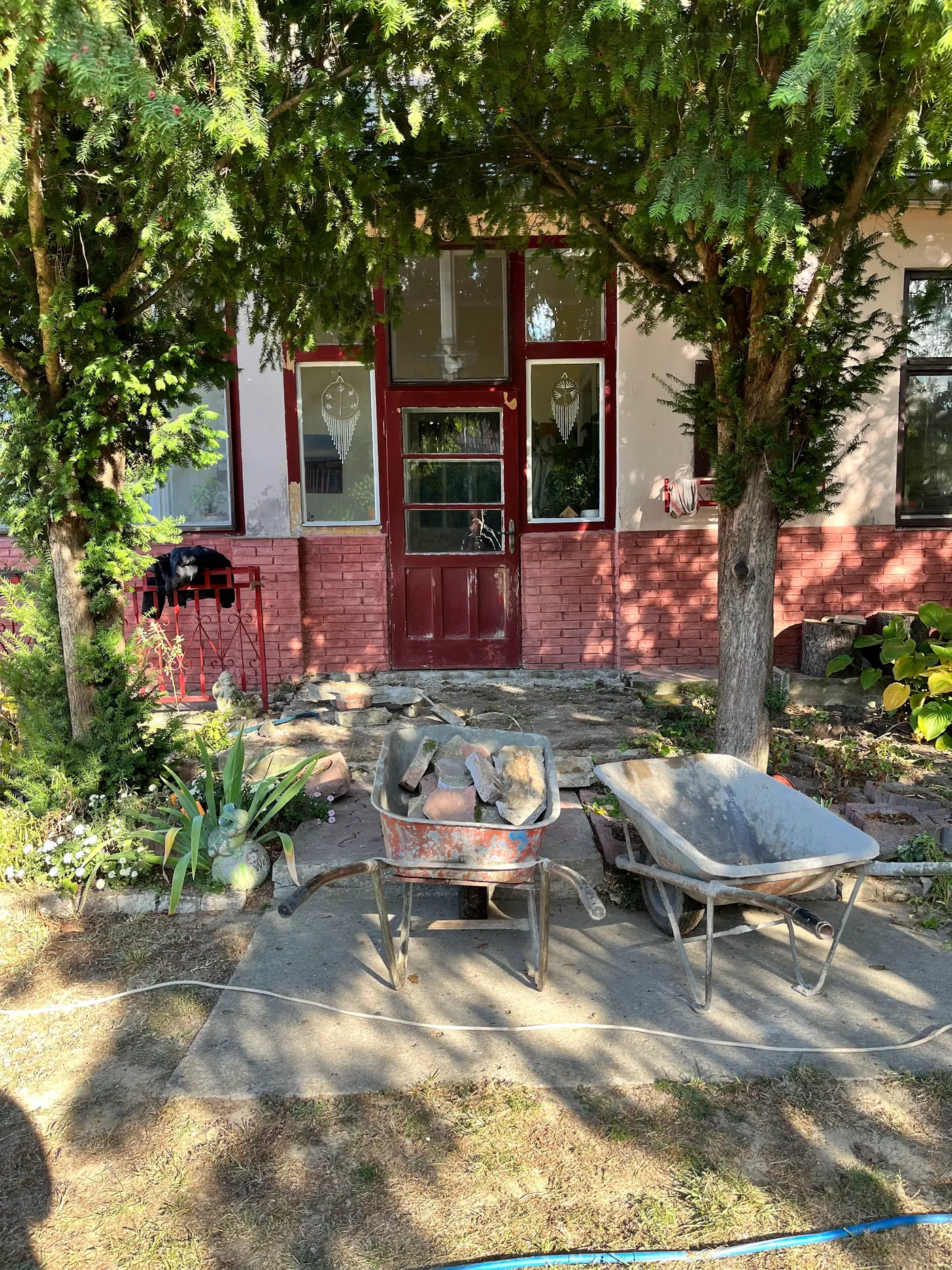 small wooden canopy by a house - Begeč - frame 2