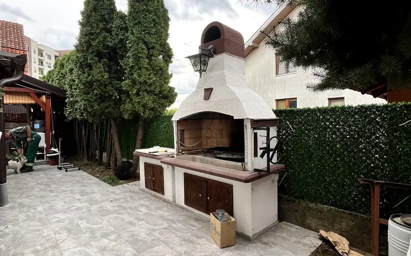 završena drvena nadstrešnica u sređenom dvorištu